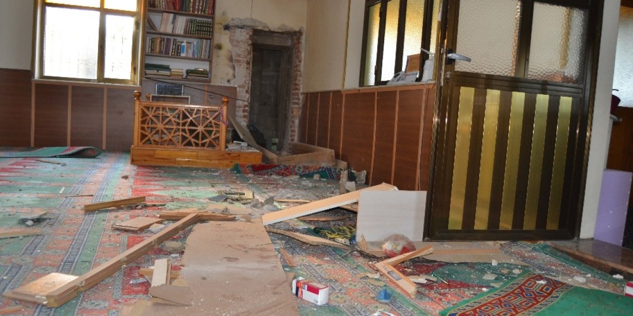 Manisa’da Caminin Minaresine Yıldırım Düştü