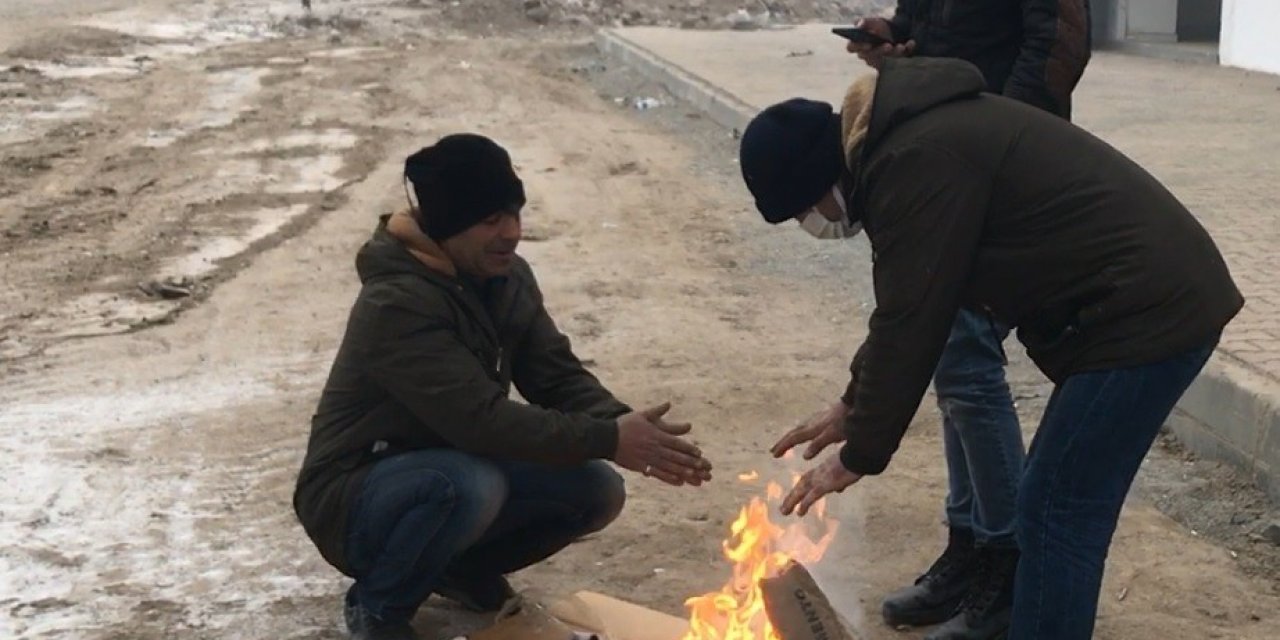 Soğuk Havada Ekmek Mücadelesi Veren İşçiler Ateş Yakarak Isınıyor