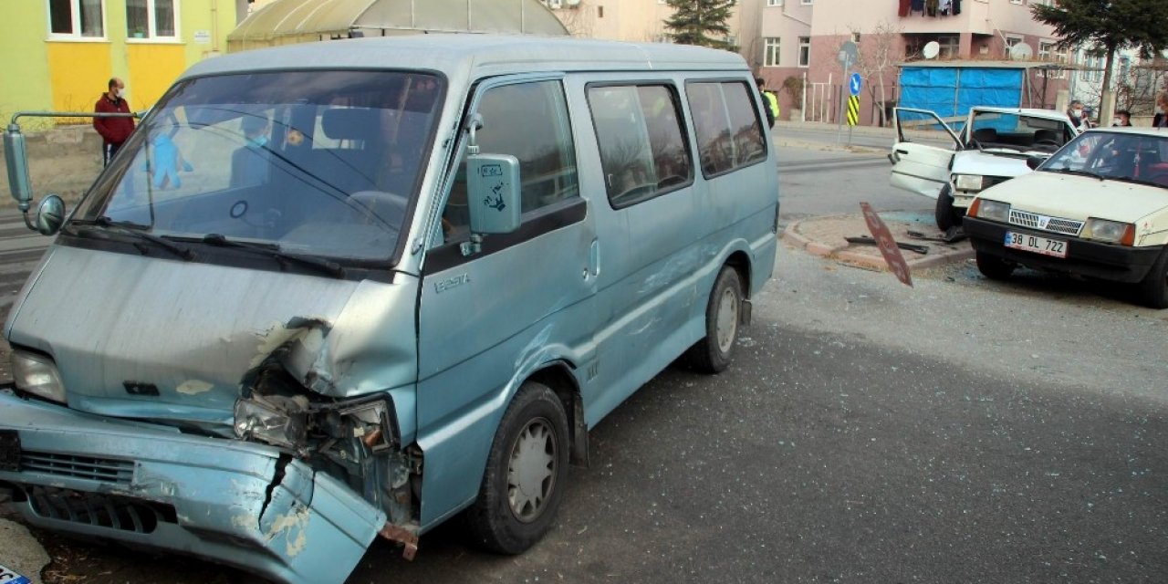 Hafif Ticari Araç Otomobile Çarptı: 2 Yaralı