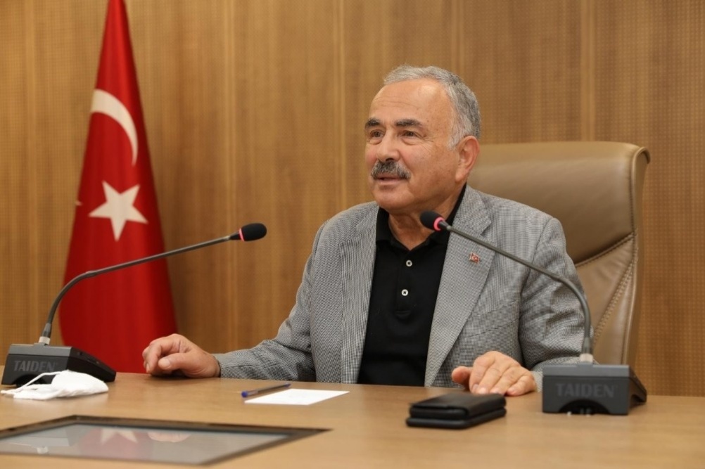 “Kimsenin siyasi kimliği ile ilgilenmiyoruz”