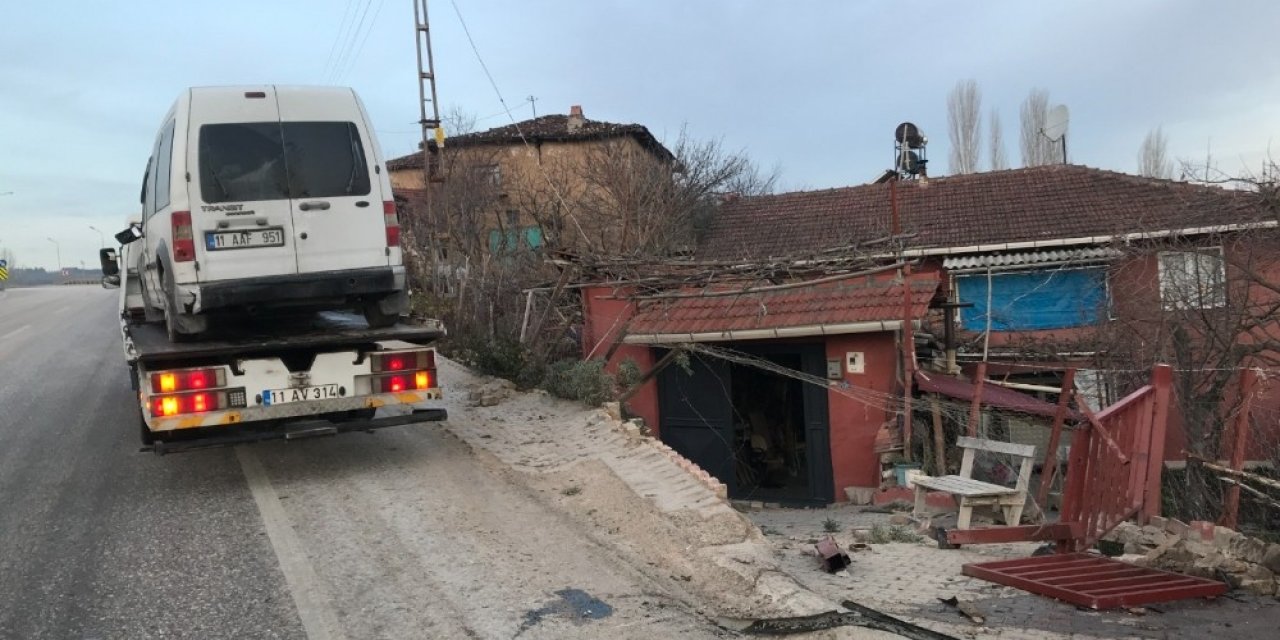 Bilecik’te Kontrolden Çıkan Araç Bir Evin Bahçesine Devrildi