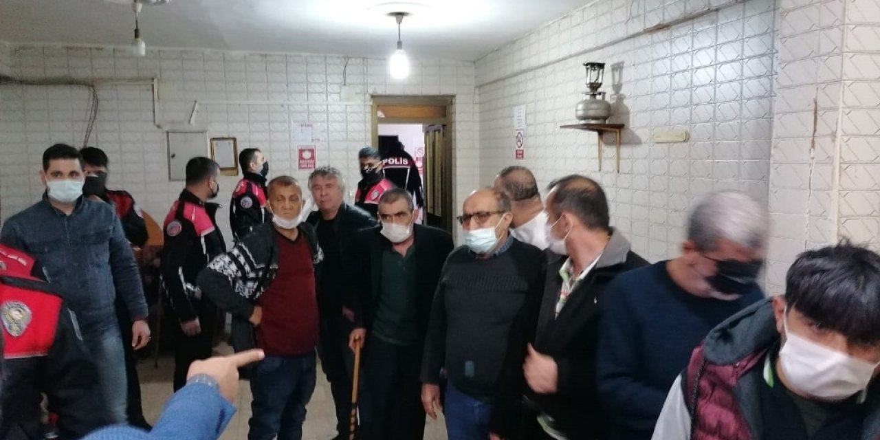 Hatay’da Kıraathanede Kumar Oynayan 11 Kişi Suçüstü Yakalandı