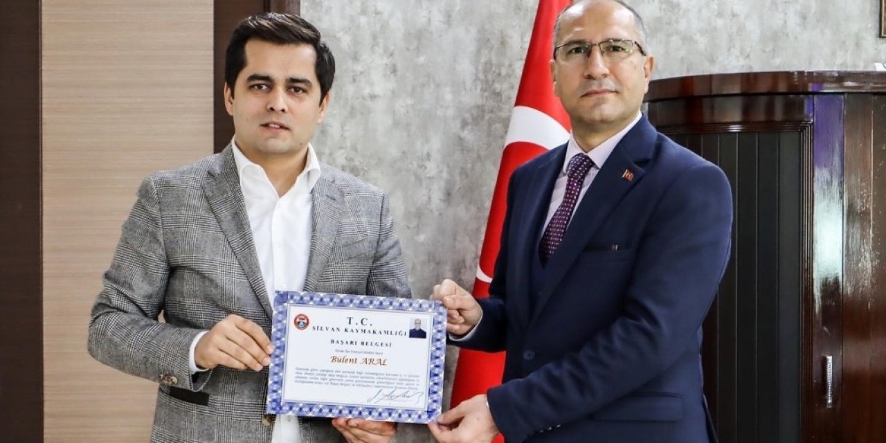 Silvan Kaymakamı Çelik’ten İlçe Emniyet Müdürü Aral’a Başarı Belgesi