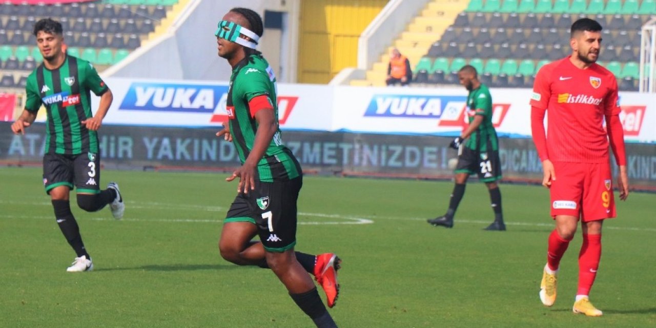 Rodallega Özel Maskeyle Sahaya Çıktı