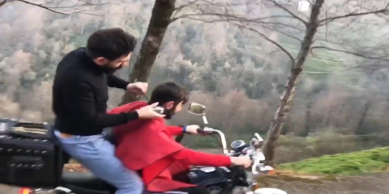 Hareket Halindeki Motosiklette Arkadaşını Tıraş Etti, O Anları Sosyal Medyadan Paylaştı