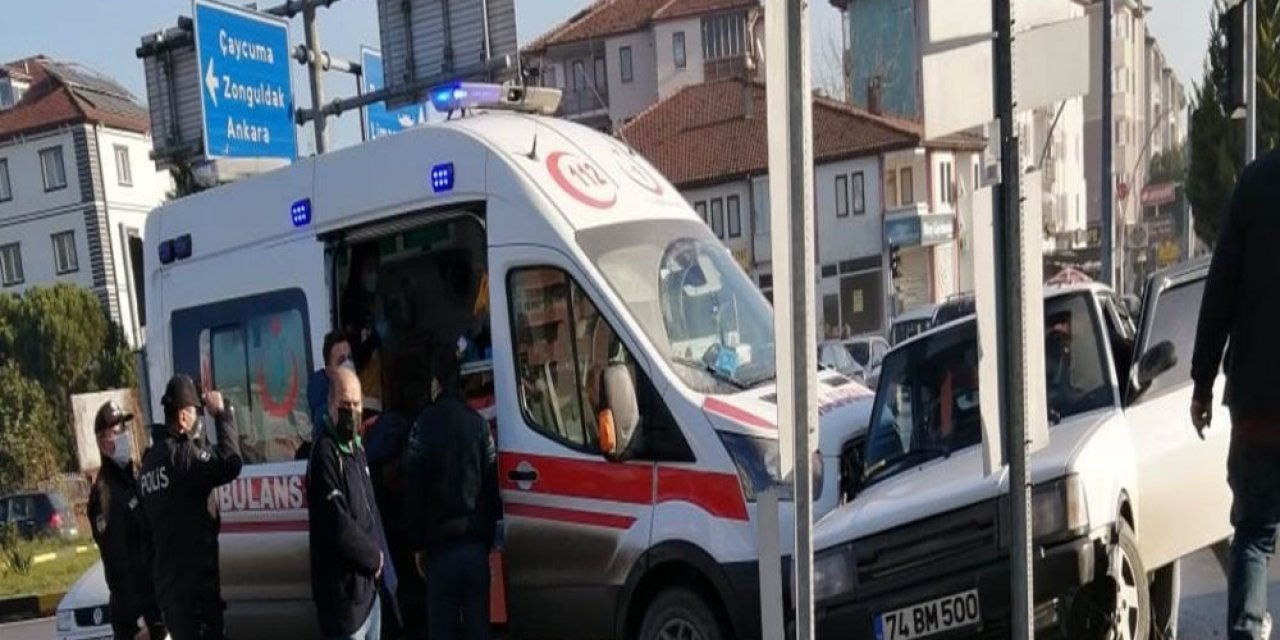 Ambulansla Otomobil Çarpıştı: 1 Yaralı