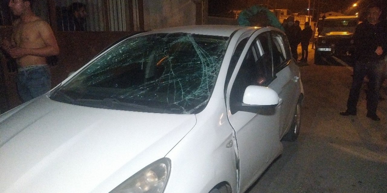 Sigara Yakmak İçin Çakmağı Çaktılar, Seyir Halindeki Otomobili Patlattılar: 2 Yaralı