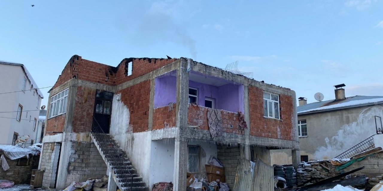 Çatıdaki Kümes Hayvanlarını Isıtmak İçin Yaktığı Sobadan Çıkan Kıvılcımlar Evi Yaktı