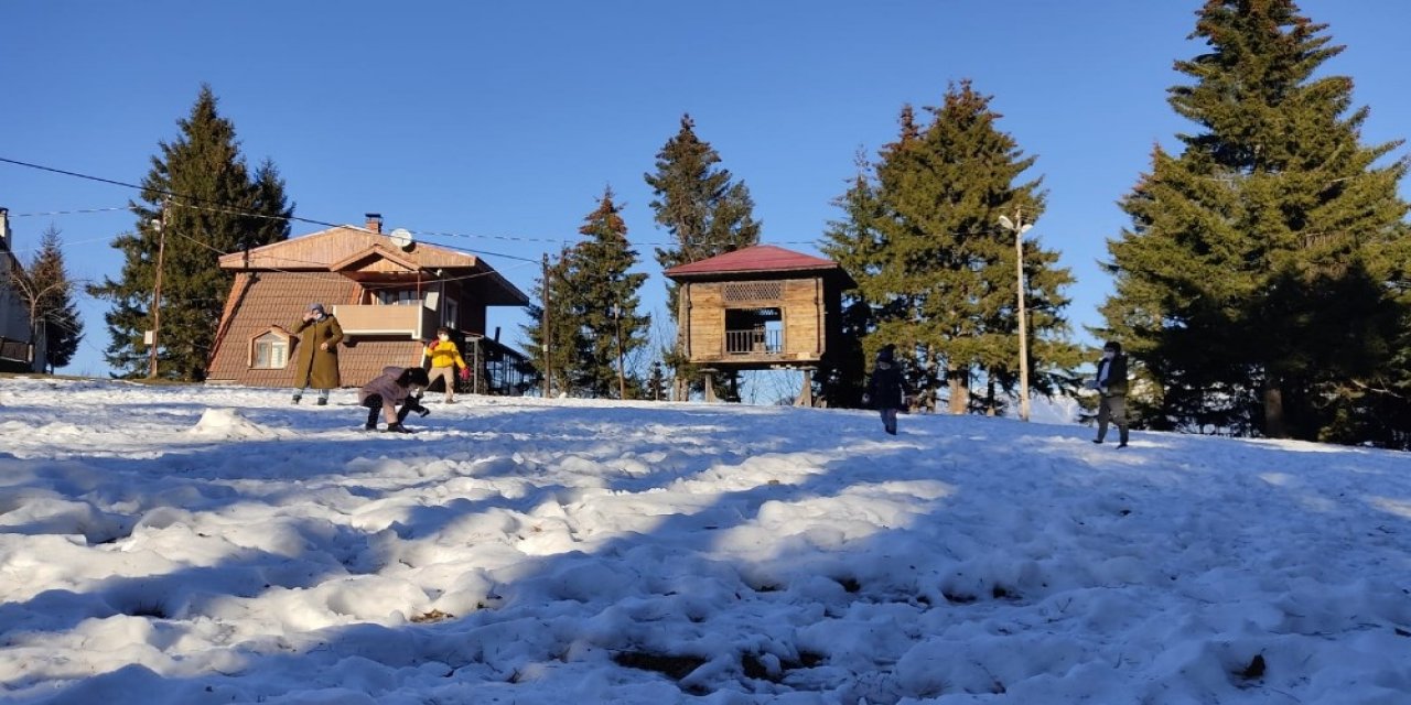 Artvin’de Çocuklar Pandeminin Stresini Kafkasör Yaylasında Kar Topu Oynayarak Atıyor