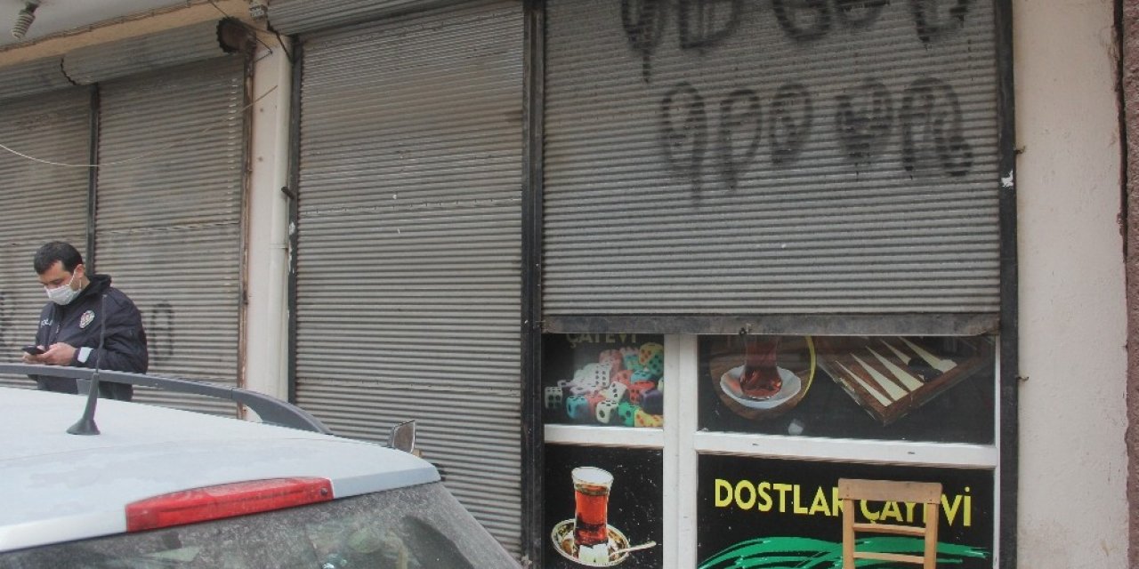Kahvehaneye "sosyal Mesafeye Uyalım" Uyarısı Asıp Kumar Oynadılar