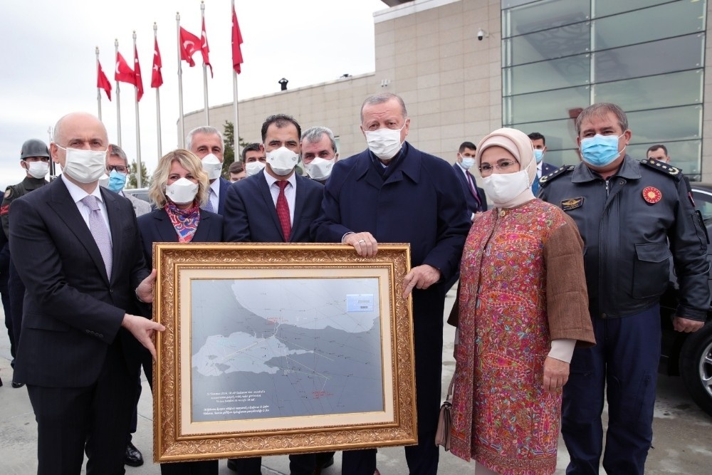 Ulaştırma ve Altyapı Bakanı Adil Karaismailoğlu, Cumhurbaşkanı Recep Tayyip Erdoğan’a tablo hediye etti