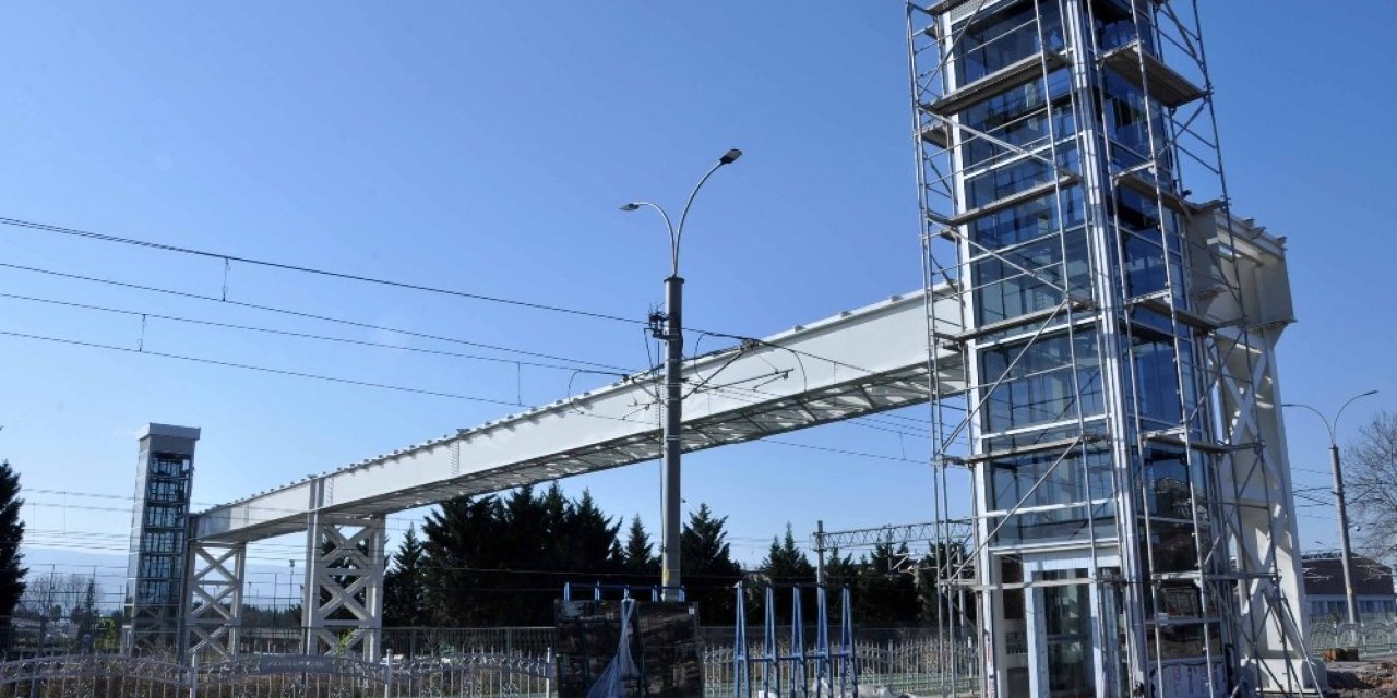 Akçaray Hattında Üst Geçit Çalışmaları Sürüyor
