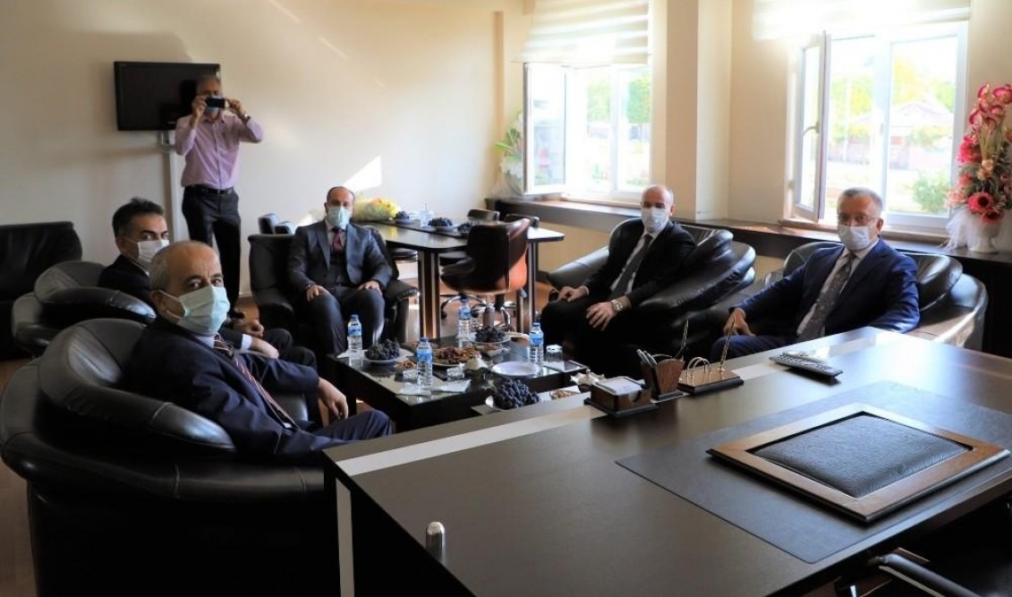 Doç. Dr. Suat Çolak görevini Eğitim Fakültesi Öğretim Üyesi Doç. Dr. Cem Şems Tümer’e devretti