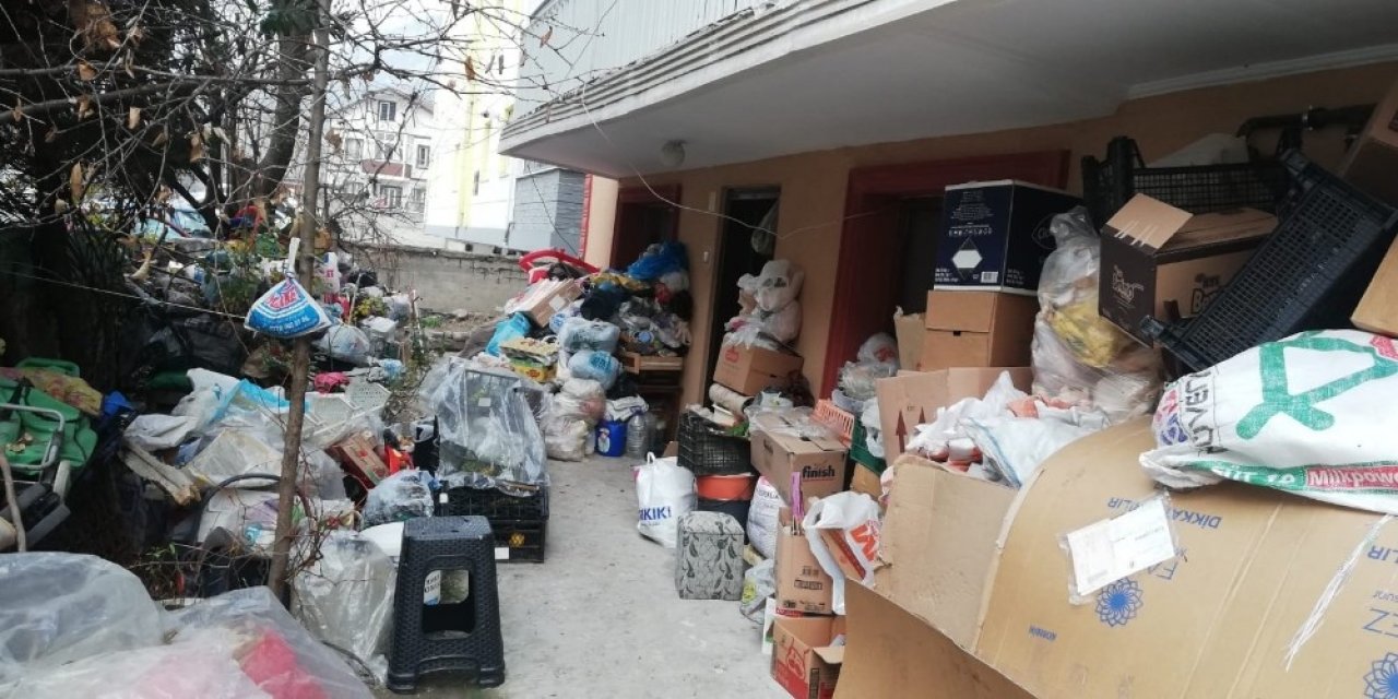 Karabük’te Bir Evden 2 Kamyon Çöp Çıkarıldı