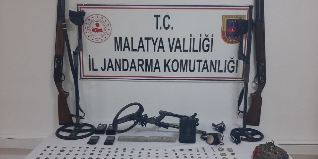 Tarihi Sikke Ve Silahlar Ele Geçirildi