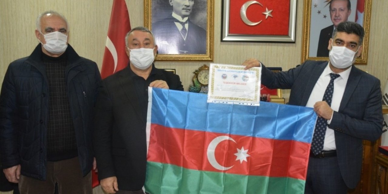 Taddef, Ak Parti İl Başkanına Teşekkür Belgesi Ve Azerbaycan Bayrağı Hediye Etti