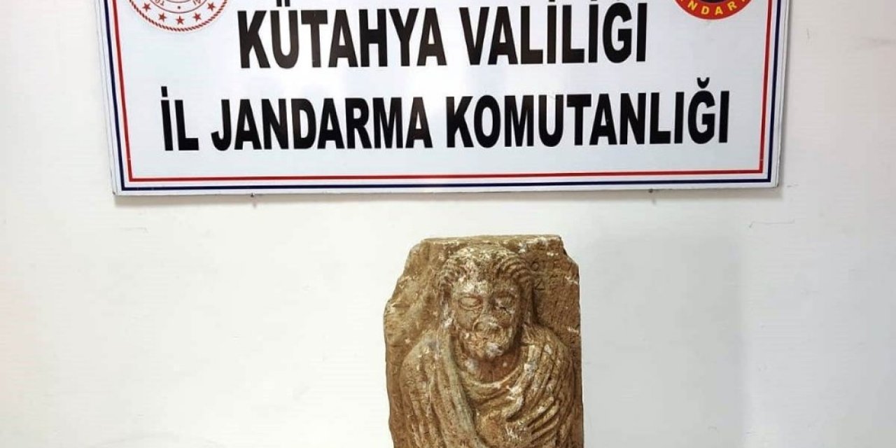 Kütahya’da Roma Dönemine Ait İnsan Figürlü Heykel Ele Geçirildi