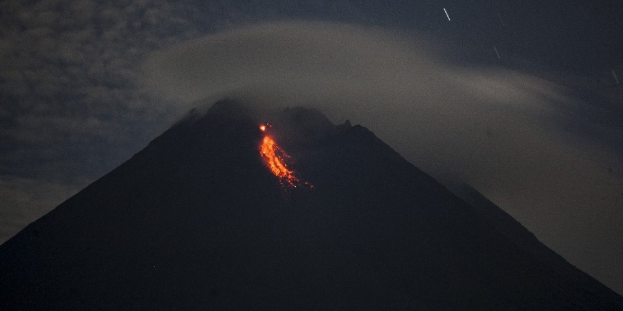 Endonezya’da Merapi Yanardağı’nda İki Patlama: 500 Kişi Tahliye Edildi