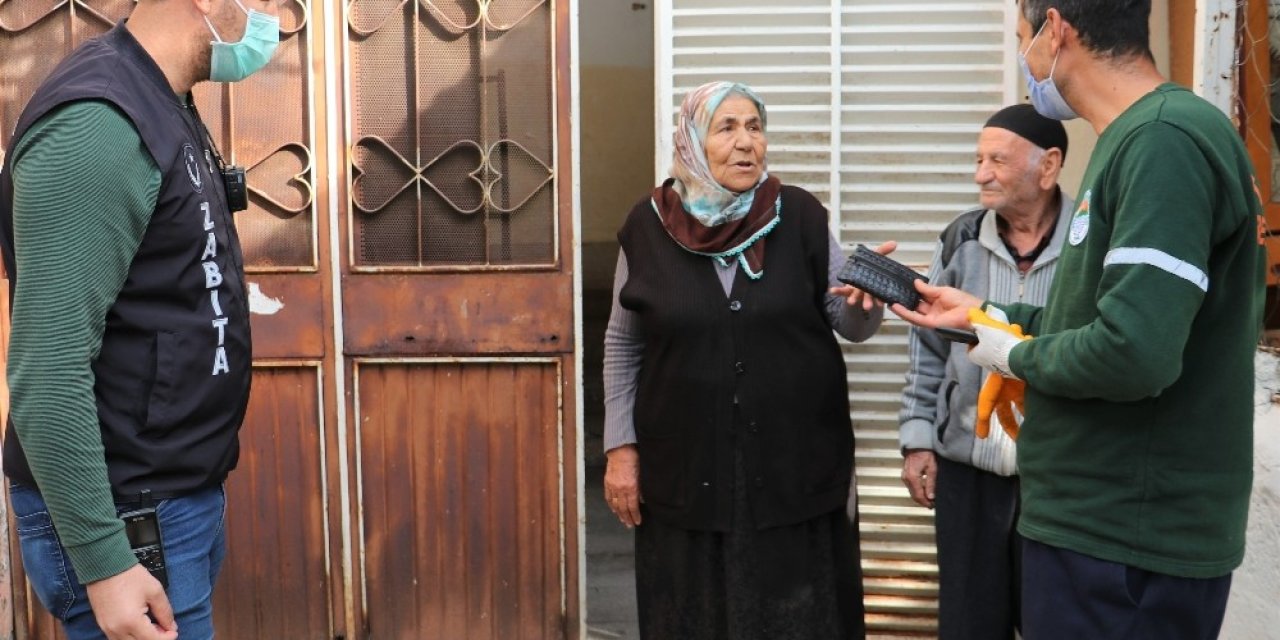 Sokağı Temizlerken Bulduğu Cüzdanı Sahibine Teslim Etti