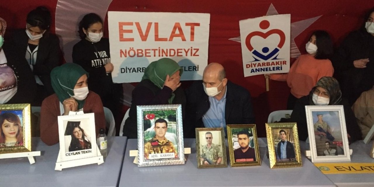 İçişleri Bakanı Soylu, Hdp Önünde Evlatlarının Yolunu Gözleyen Alilerle Buluştu