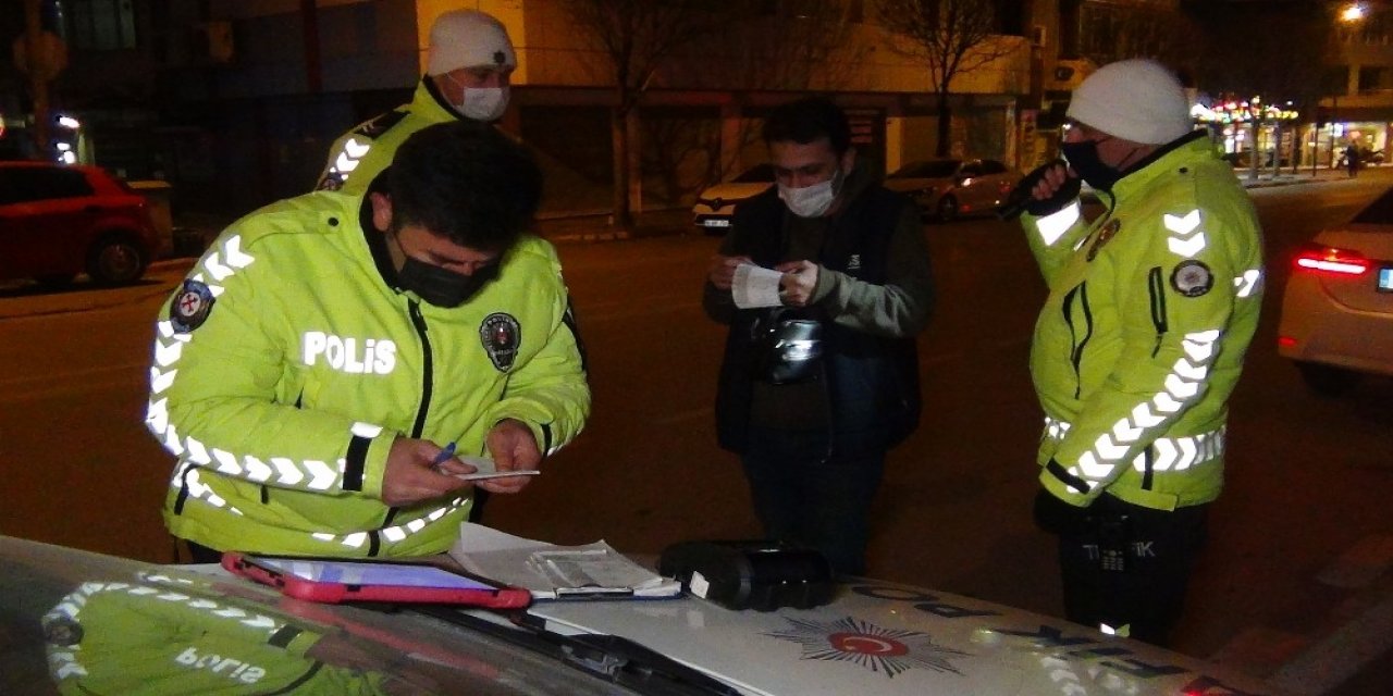 Süresi Geçen Yurt Dışı Ehliyetiyle Araba Kullanırken Polislere Yakalandı