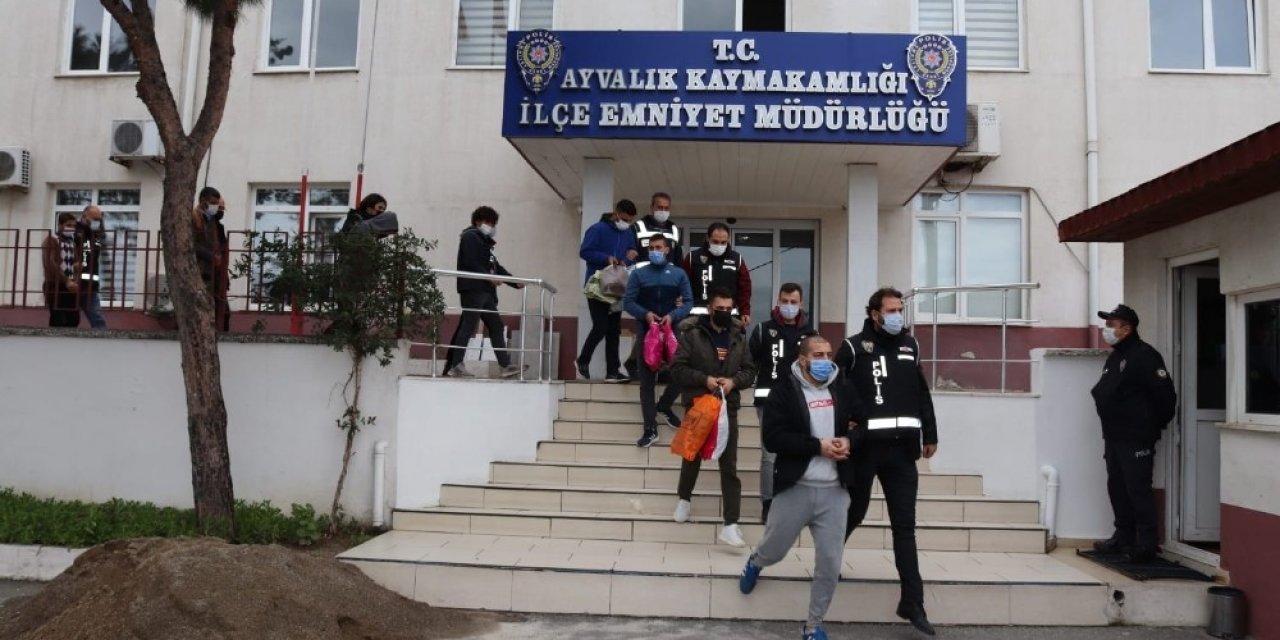 Ormana Saklanan Göçmen Kaçakçıları Tutuklandı