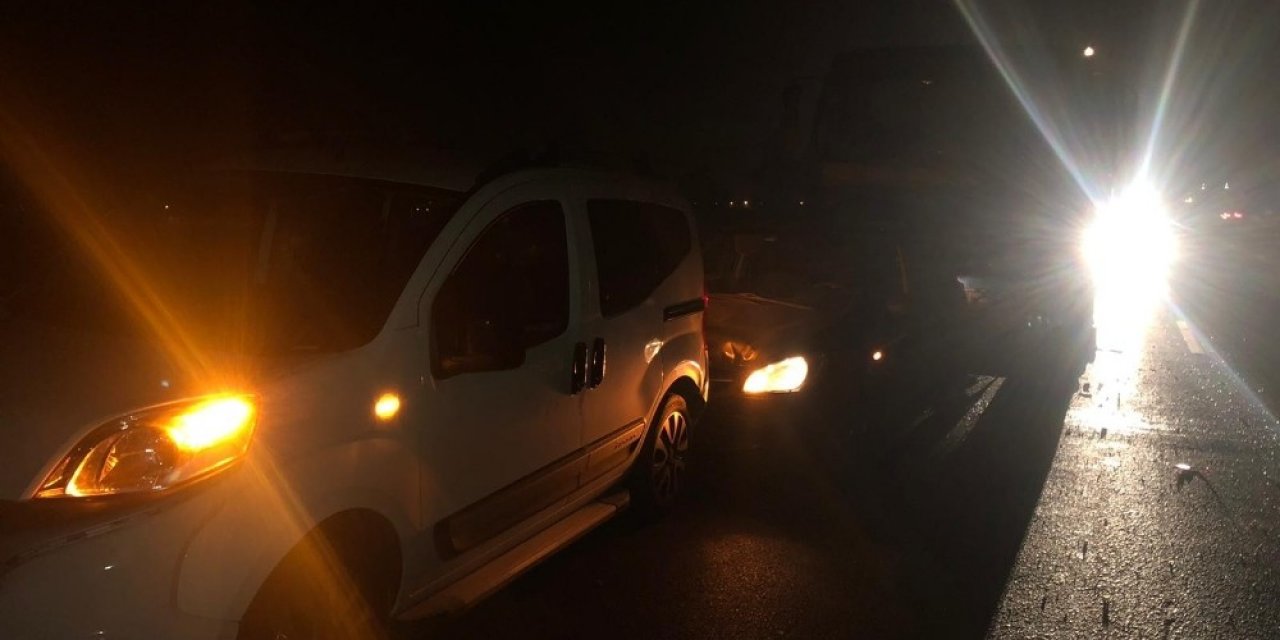Yola Düşen Lastik Araçları Birbirine Kattı