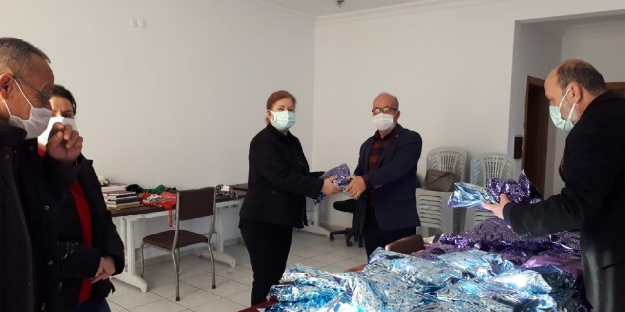 İhtiyaç Sahibi Çocuklara Örgü Ördüler