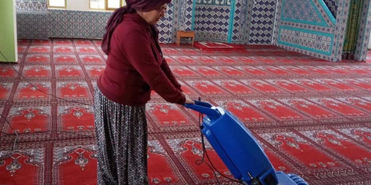 Aydın’da Kadınlar Camileri Gönüllü Olarak Temizledi