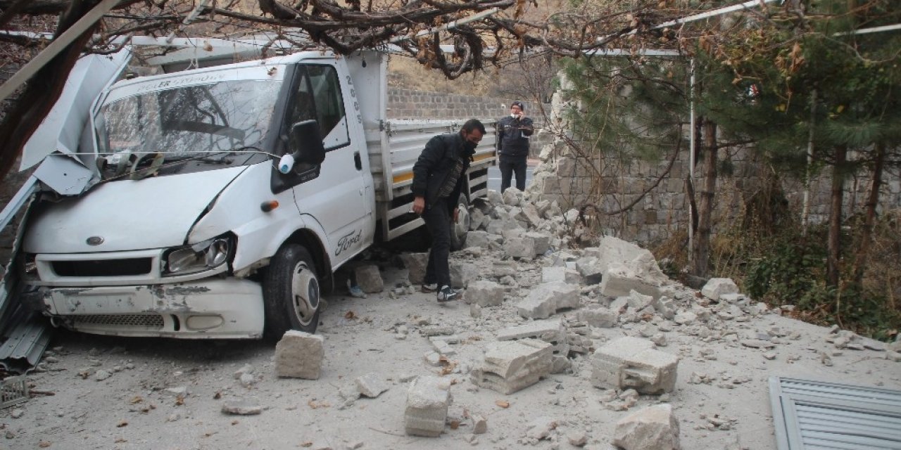 Kafa Kafaya Çarpışan Kamyonet Ve Otomobil Garaj Kapısını Ve Duvarlarını Yıkıp Eve Girdi