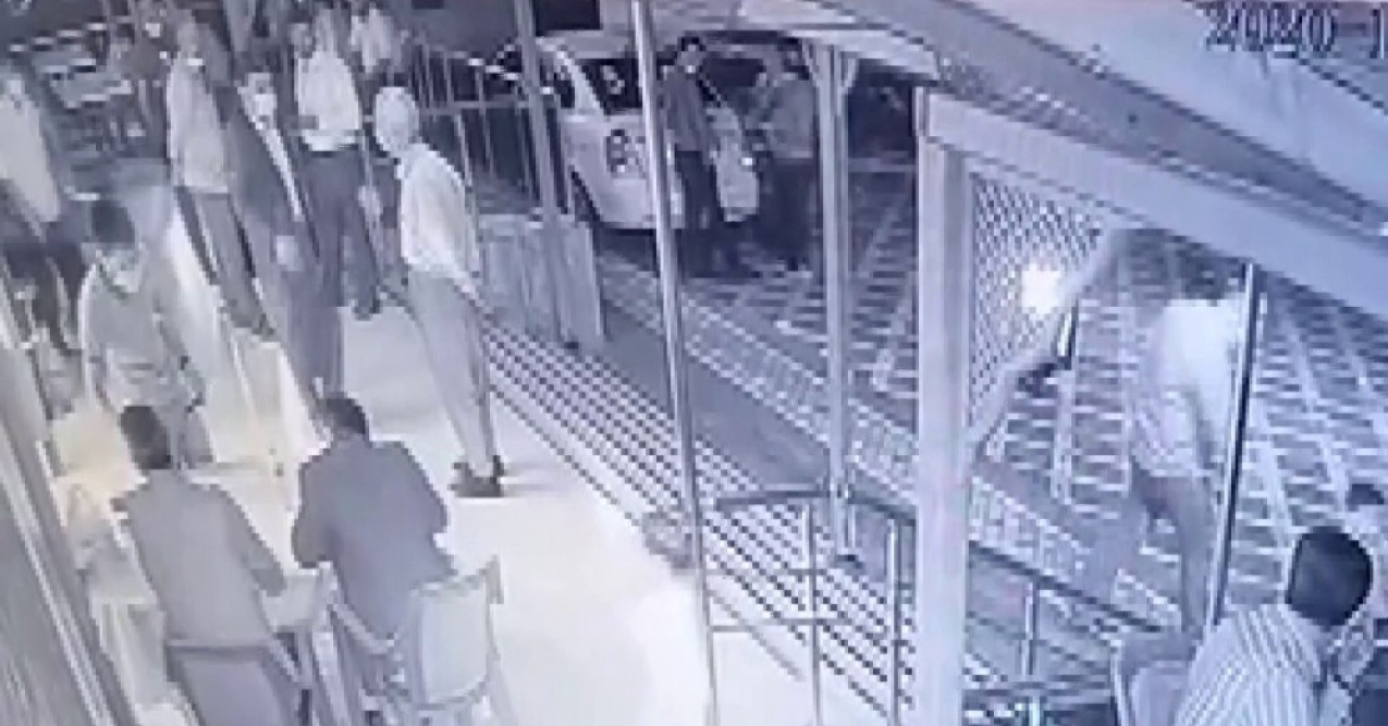 Takı vermek istediğini söyleyip bir sahte çeyrek altın verdi.