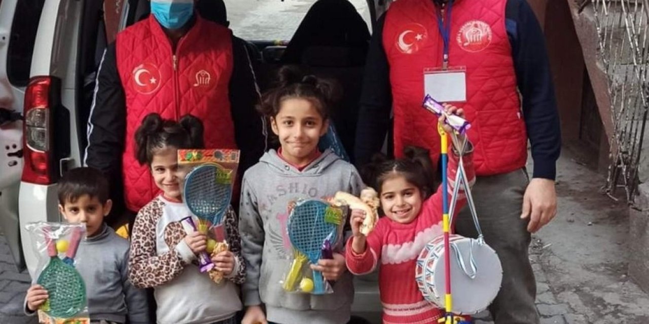 Siirt’te Vefa Sosyal Destek Grubu Ekipleri Çocukların Yüzünü Güldürdü