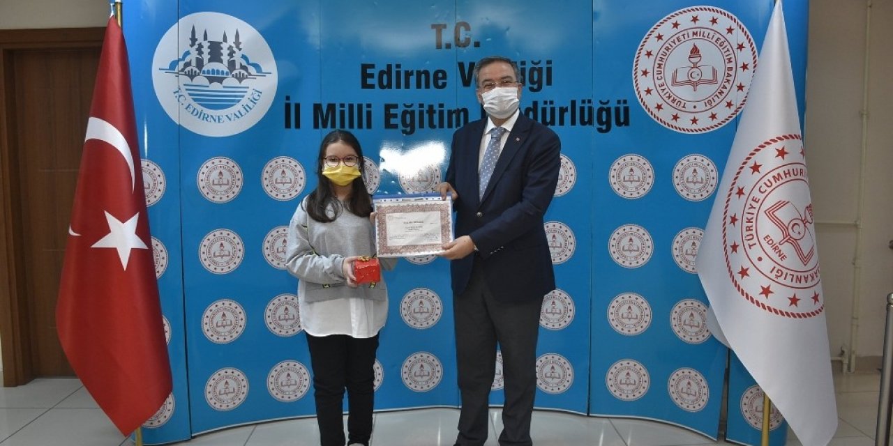 ‘peygamberimiz Ve Çocuk’ Temalı Şiir Yarışmasında Dereceye Giren Öğrenciler Ödüllerini Aldılar