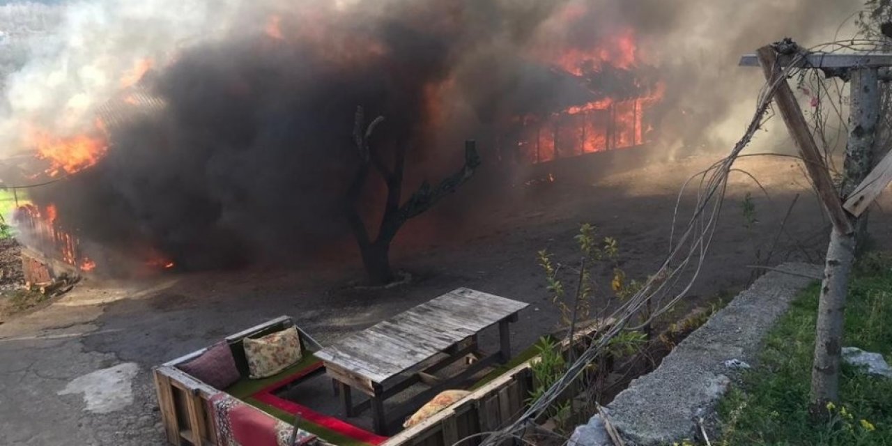 Park Halinde Alev Alan Traktör Çiftlik Evini Küle Döndürdü