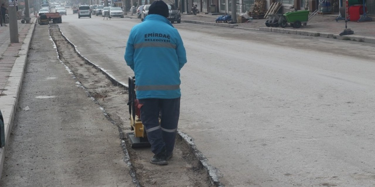 Emirdağ Da Bozulan Yollarda Asfalt Yama Çalışmaları Başladı