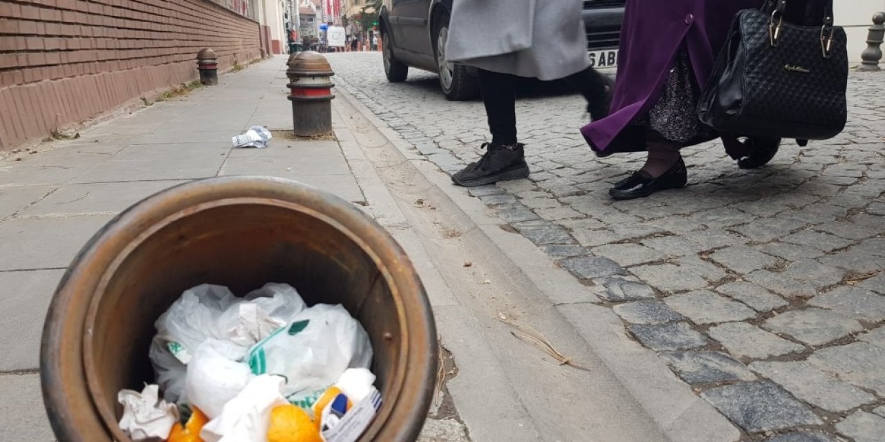 Sorumsuzluğun Böylesi, Trafik Dubasını Çöp Kovasına Çevirdiler