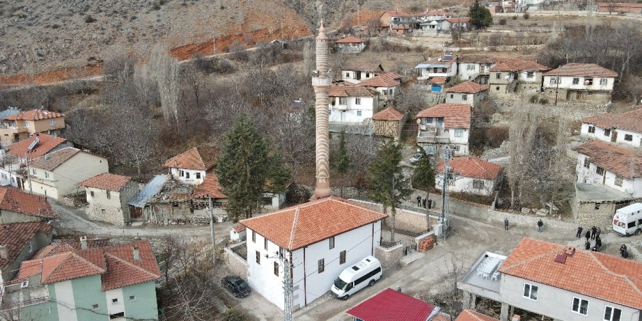 350 Yıllık Geçmişe Sahip Tarihi Cami Cuma Namazıyla İbadete Açıldı