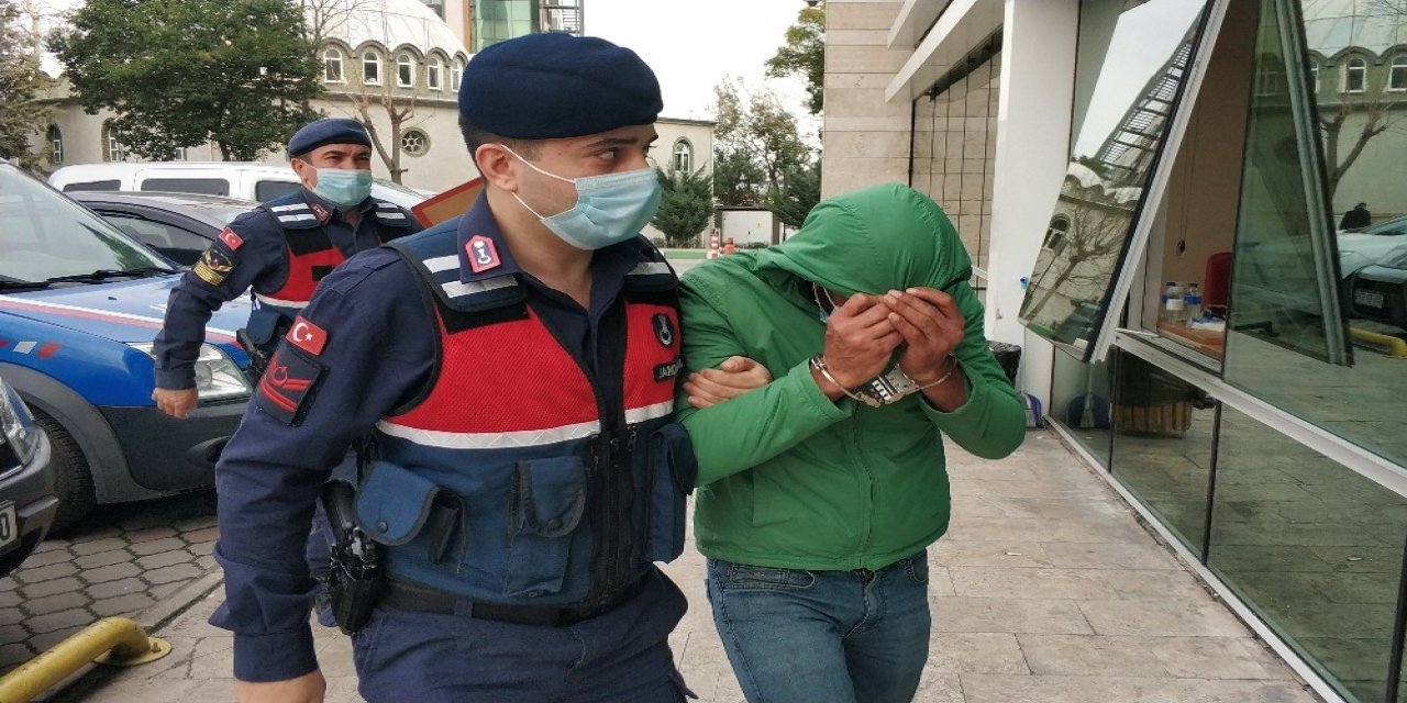 Camı Kırıp İçeri Girdiği Evden Kurusıkı Tabanca Çaldı