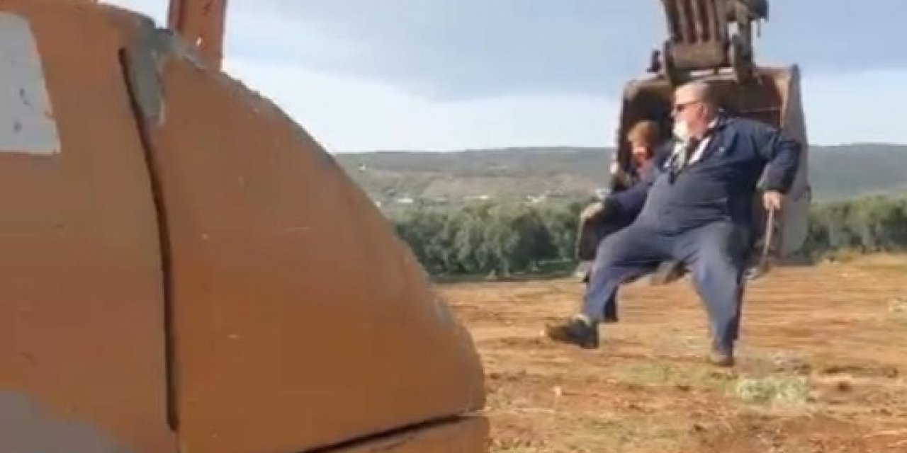 Minik Hamza İş Makinesinin Kepçesinde Çılgınlar Gibi Eğlendi