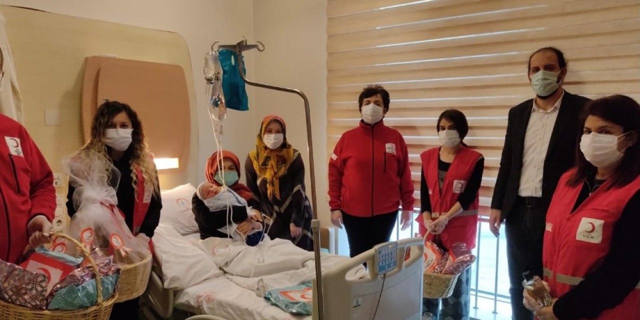 Annelere İlk Hediye Kızılay Kadın Gönüllülerinden
