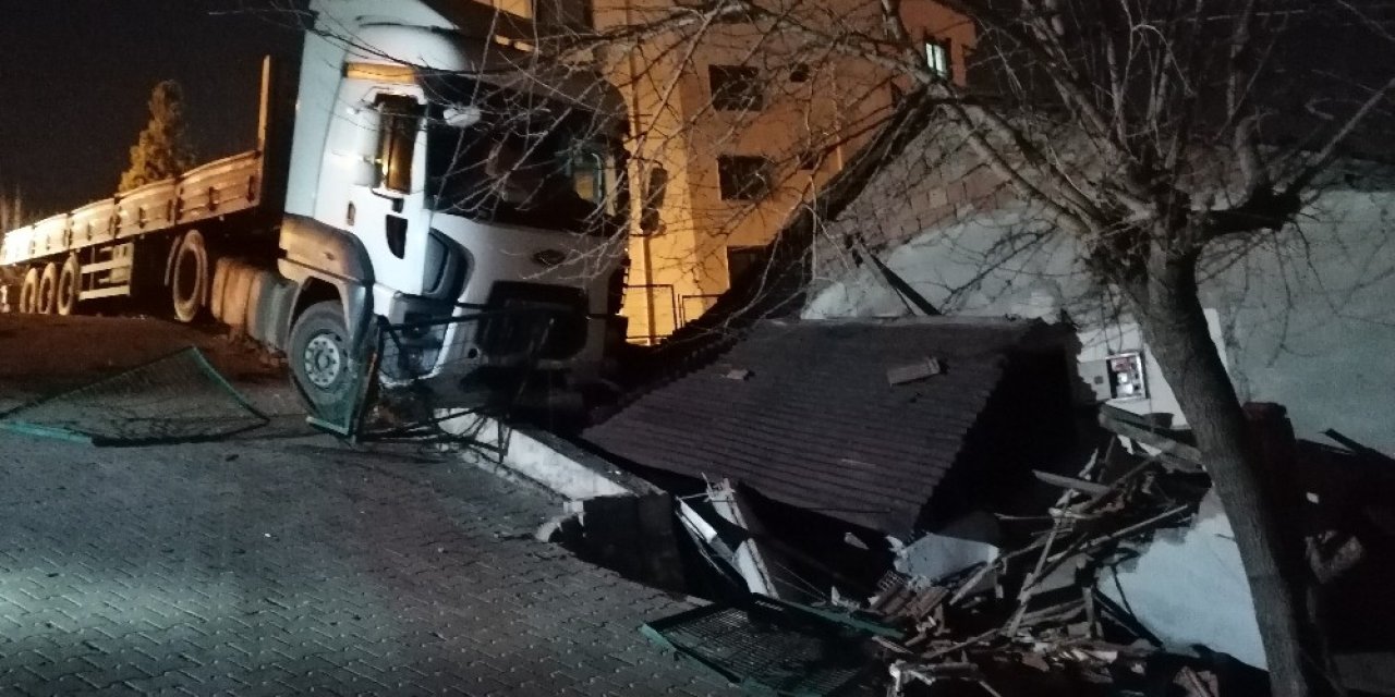 Freni Boşalan Tır Eve Çarptı
