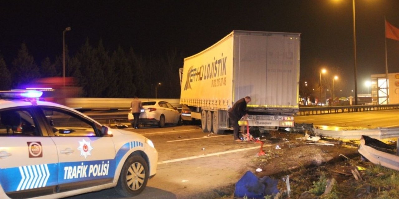 Otomobil İle Çarpışan Tır Bariyerleri Parçaladı, Tem Trafiğe Kapandı