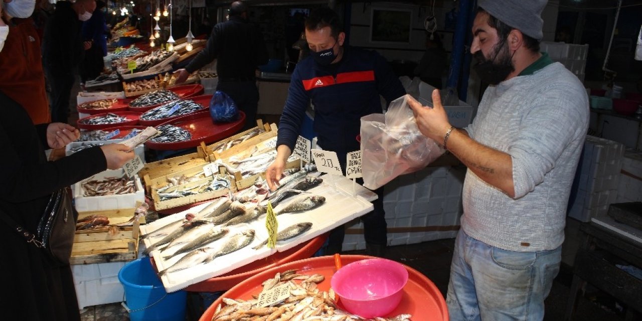 Hamsi Yasağı Gelince Vatandaşlar Balık Haline Akın Etti