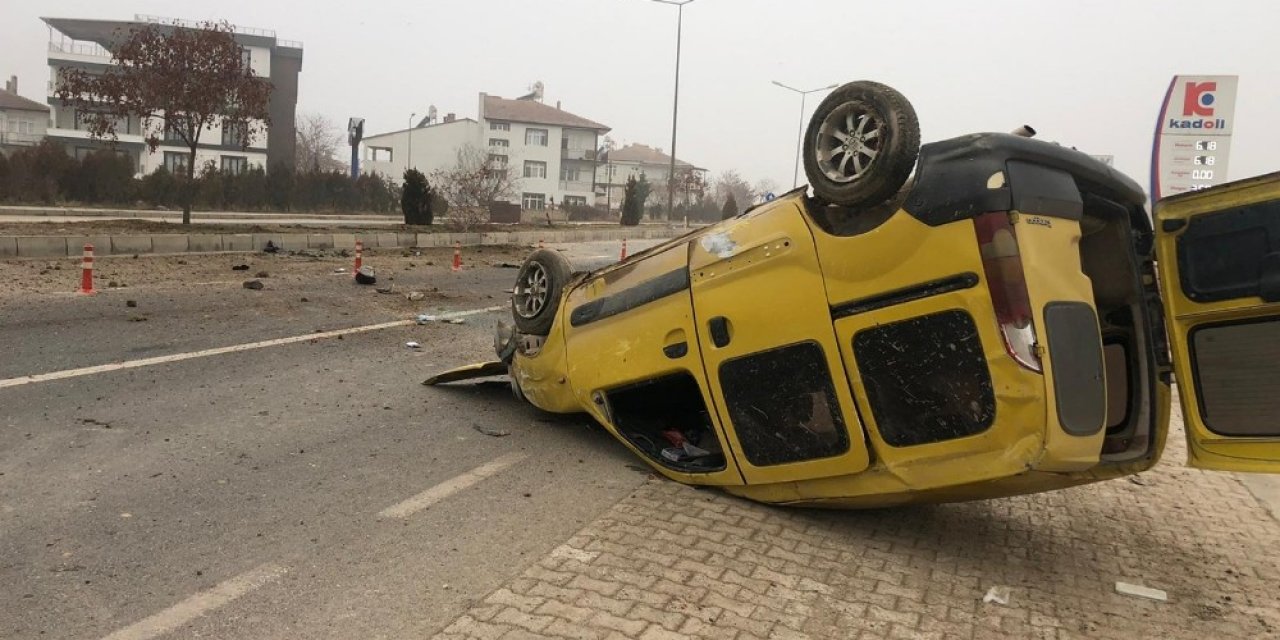 Hafif Ticari Araç, Refüje Çarparak Takla Attı,o Anlar Kamerada