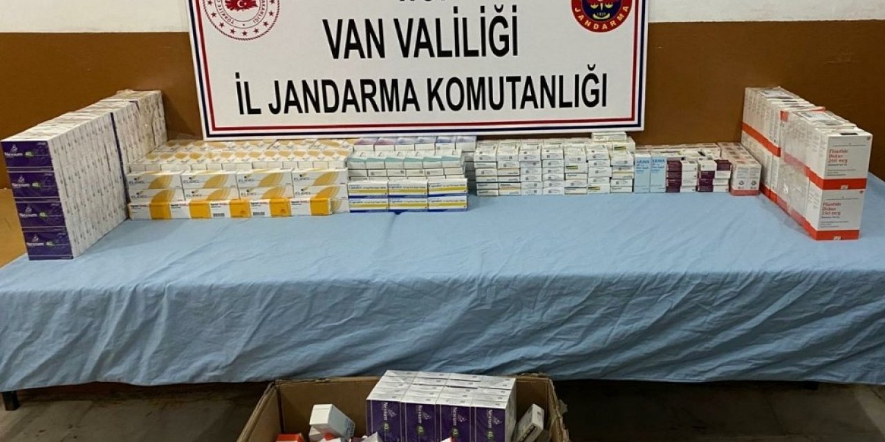 İran Sınırında Çuvallar İçerisinde Kaçak İlaç Ele Geçirildi