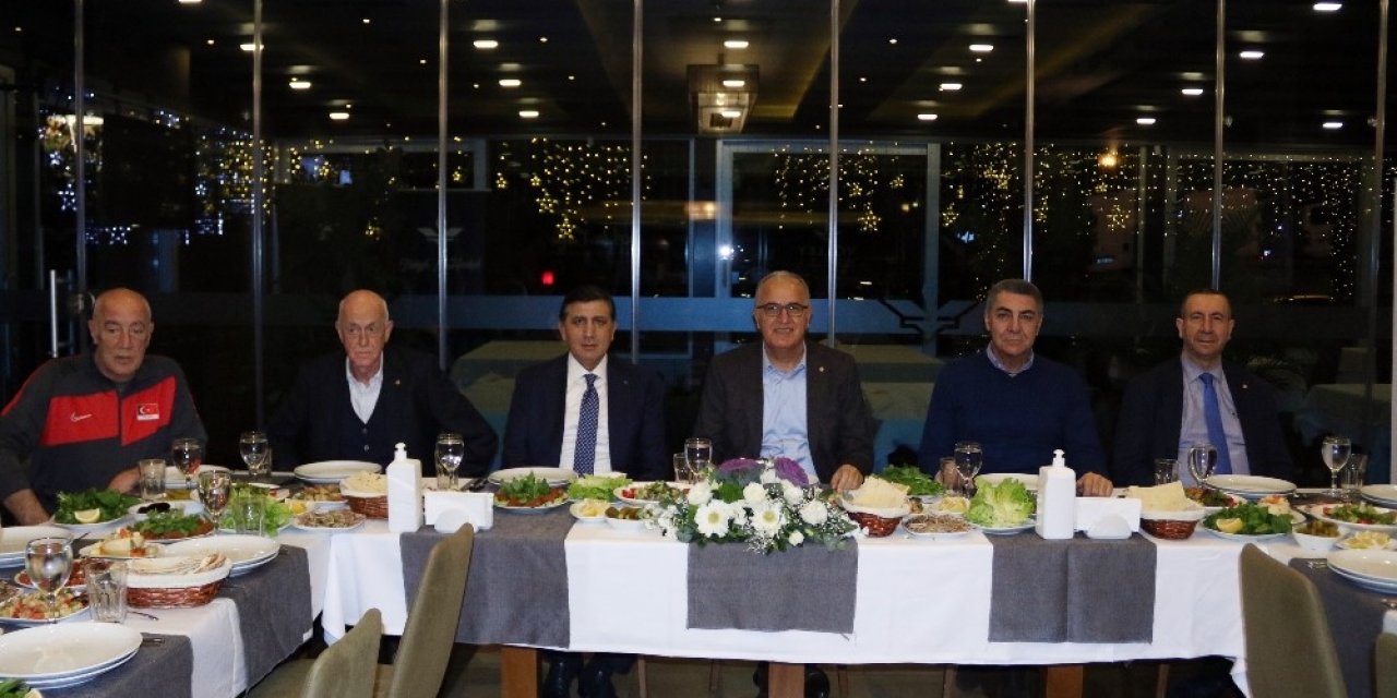 Üstündağ’dan A Milli Erkek Voleybol Takımı’na Moral Yemeği