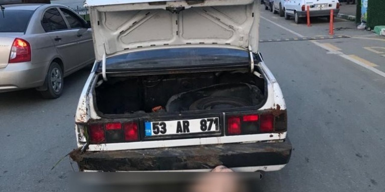 Darp Ettikleri Şahsı Otomobilin Bagajından Çıkartıp Sokak Ortasına Atarken Polise Yakalandılar