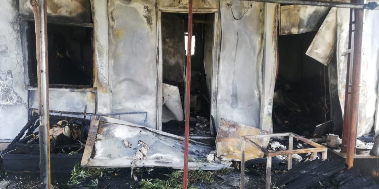 Odun Sobasından Çıkan Yangın Evi Kül Etti