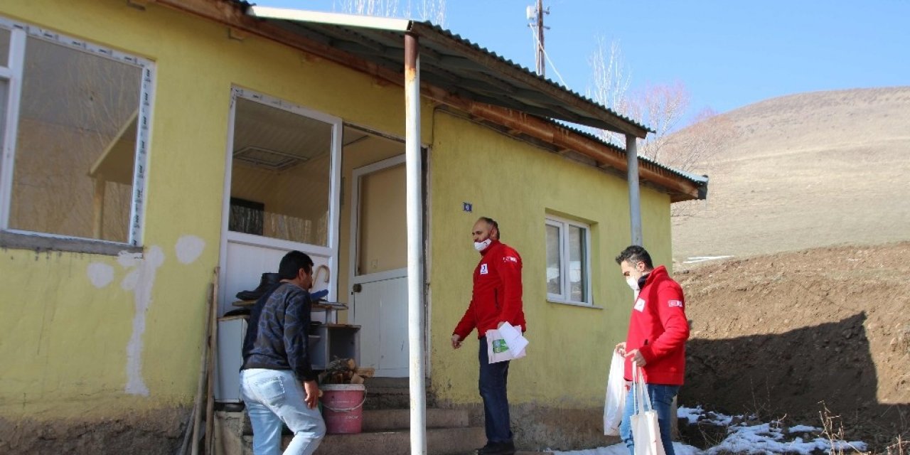 Kızılay’dan Görme Engelli Kardeşlere Saz Teli Ve Gıda Yardımı