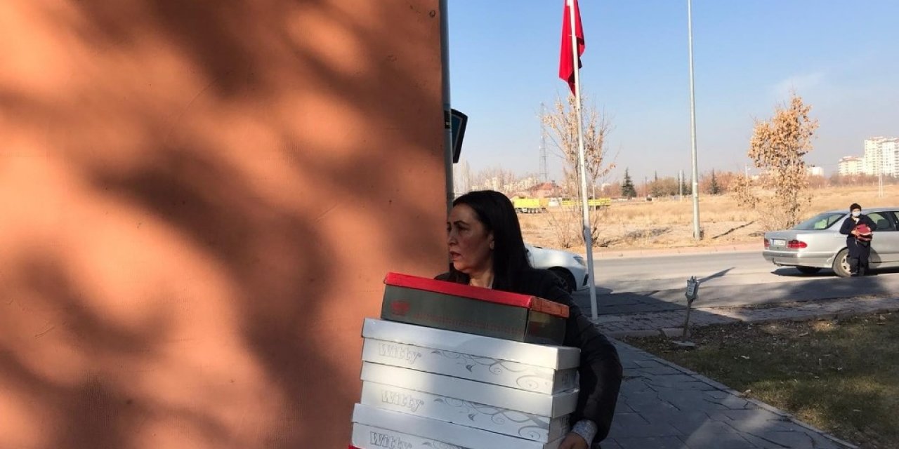 Mahalle Muhtarı İhtiyaç Sahiplerine Kendi Cebinden Bin 500 Çift Ayakkabı Aldı